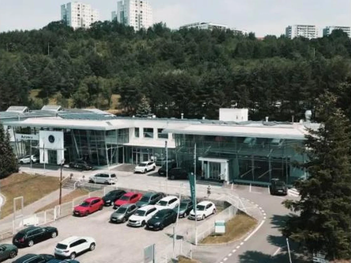 Automax – showroom a areál z dronu